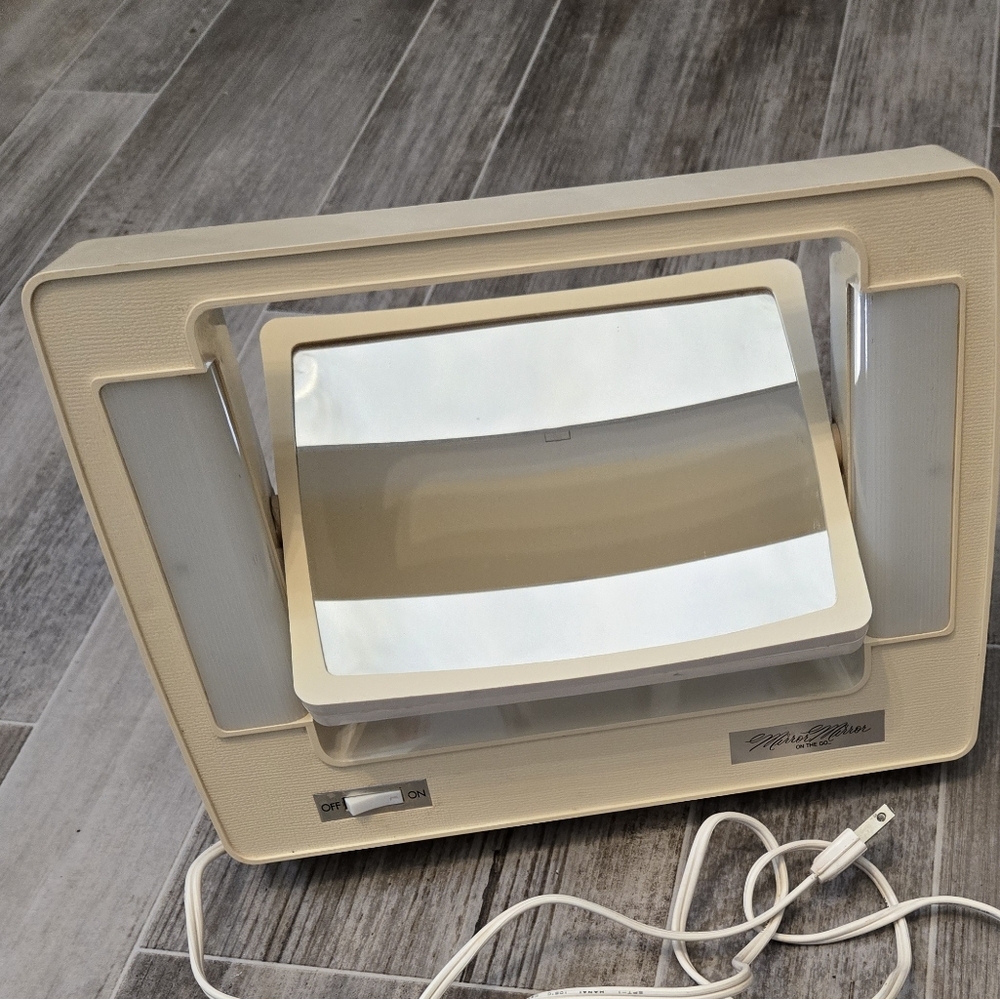 Vintage Mirror Mirror On The Go Penetray Lighted Mirror model Z225 120 Volts